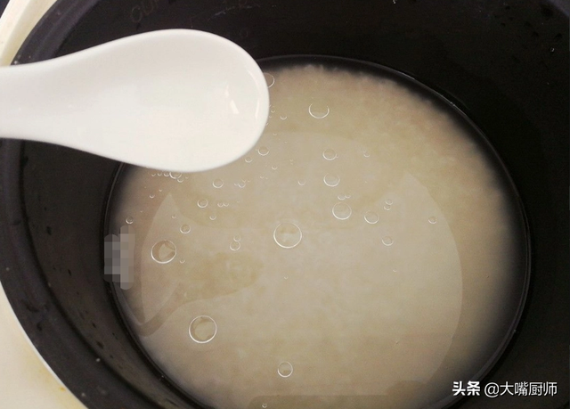 一斤米能蒸多少米饭，一斤米能煮多少碗饭（蒸米饭别只会加水）