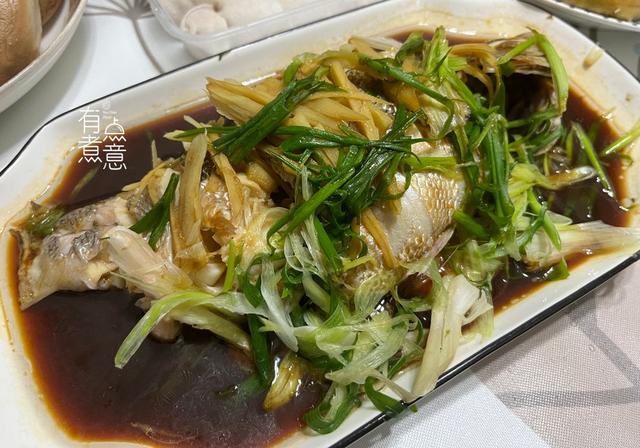 蒸鱼豉油怎么用，蒸鱼豉油做什么菜可以用（清蒸鱼时，放花生油还是玉米油）