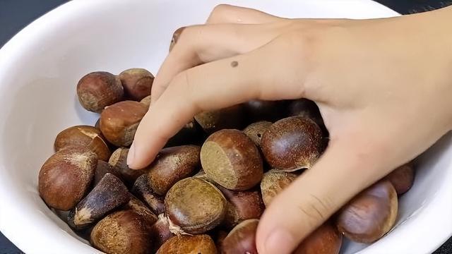 怎样把板栗从树上取下来—怎样得到好的板栗，板栗怎么取出来（板栗快速去壳的小妙招）