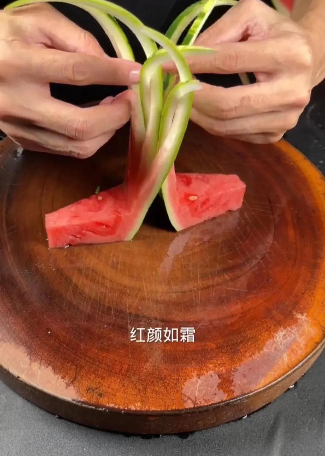 如何做水果拼盘，好看的水果拼盘及做法（在家招待客人也要会做的水果拼盘）