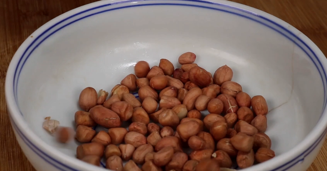 烤猪皮热量多少，猪皮热量高不高（才知道去除猪毛不用火烧）