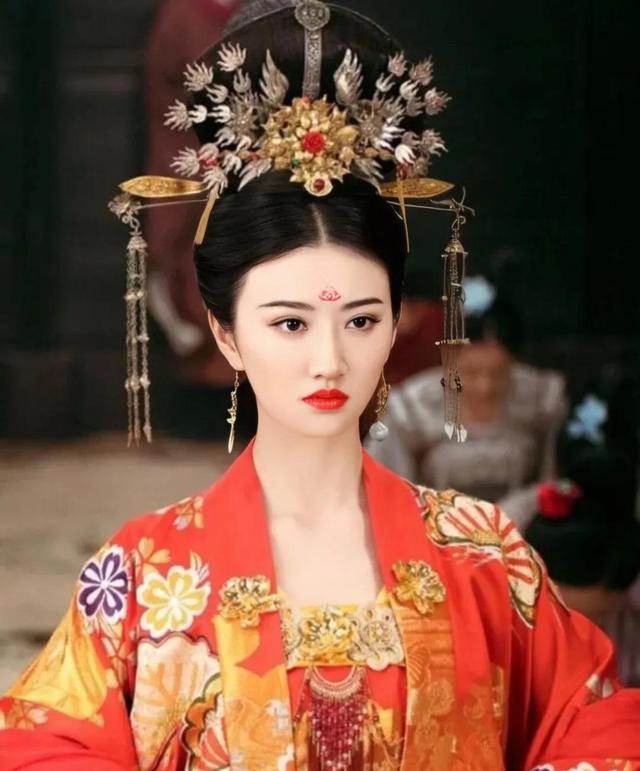 同样在剧里结婚，身着凤冠霞披，鞠婧祎居然不是排名第一