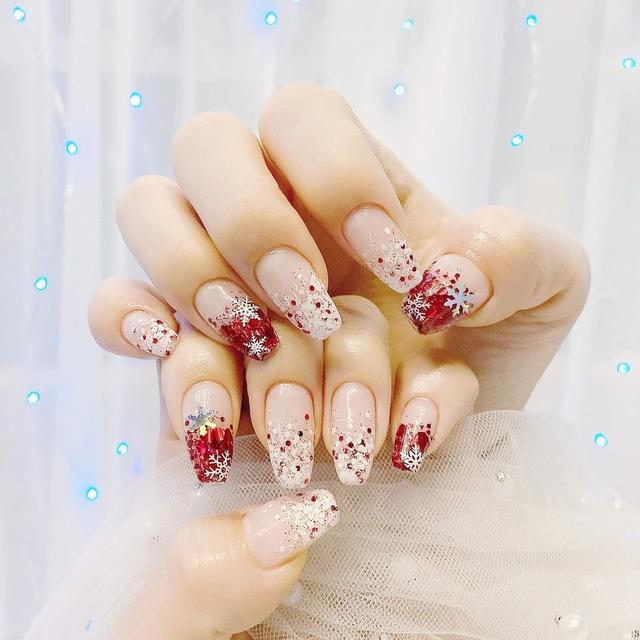 在家做美甲的简单方法，在家怎样做美甲（怎样在家做美甲最简单）