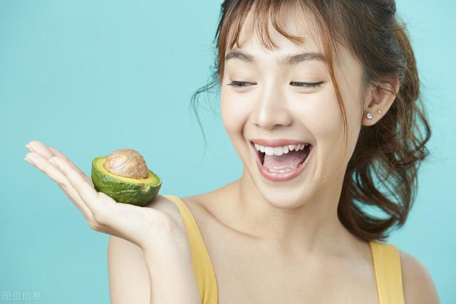 形容笑容很灿烂的句子，笑容灿烂的唯美句子（你的笑容，恰似万丈光芒）