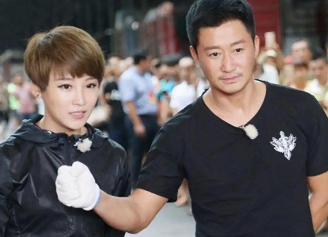 在"财产转移"悬疑大片之前,谢楠已经先凭借"旺夫体质"卷了一波热度.