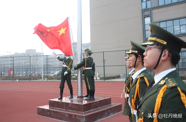 菏泽信息工程学院，菏泽学校什么时候开学（山东省菏泽信息工程学校举行升国旗仪式）