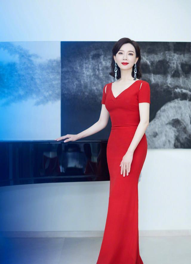 还是像三十岁,这里指的就是随着年龄增长,五官走向变化不大,娱乐圈里