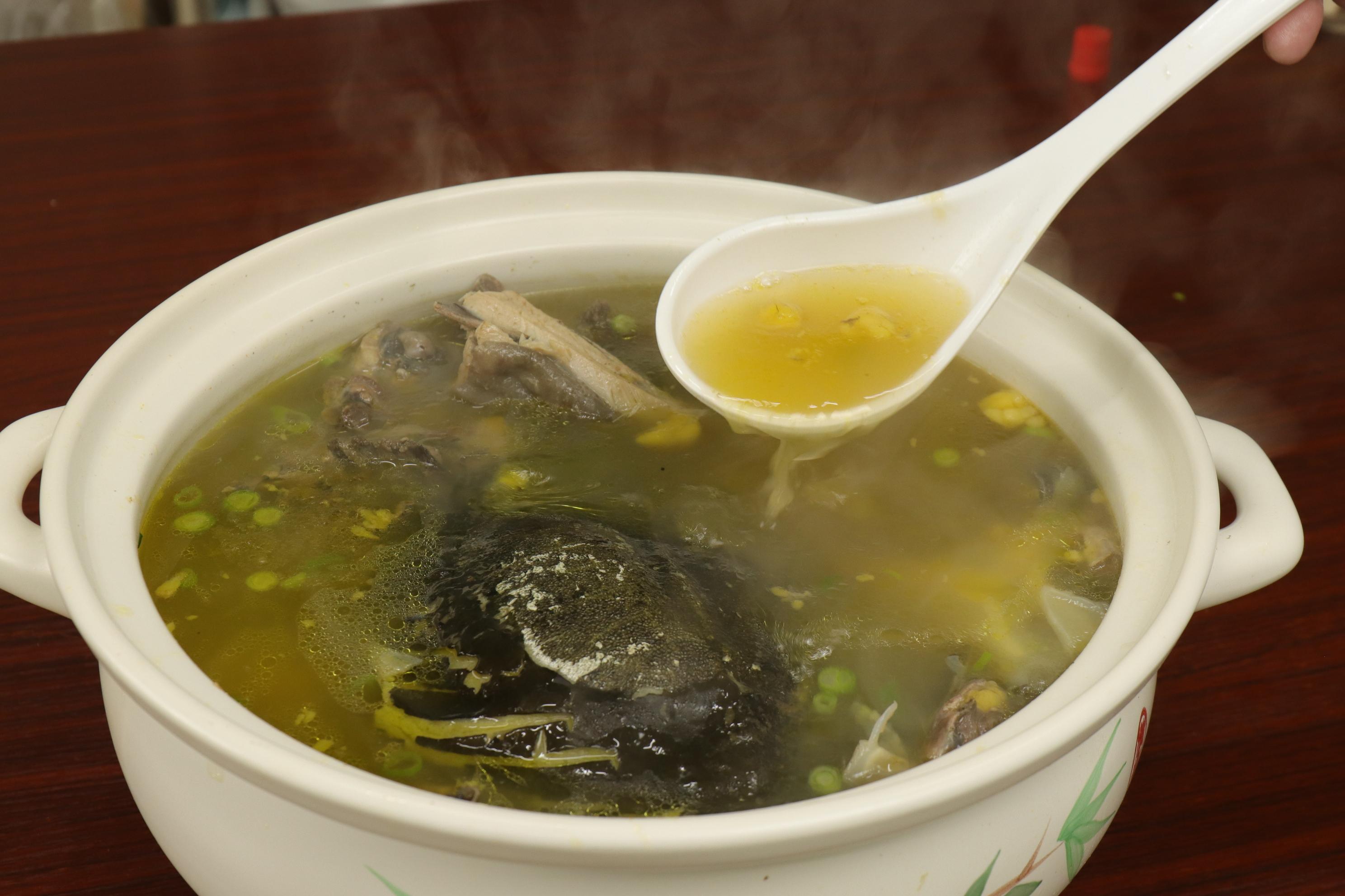 一,砂鍋烏雞甲魚湯