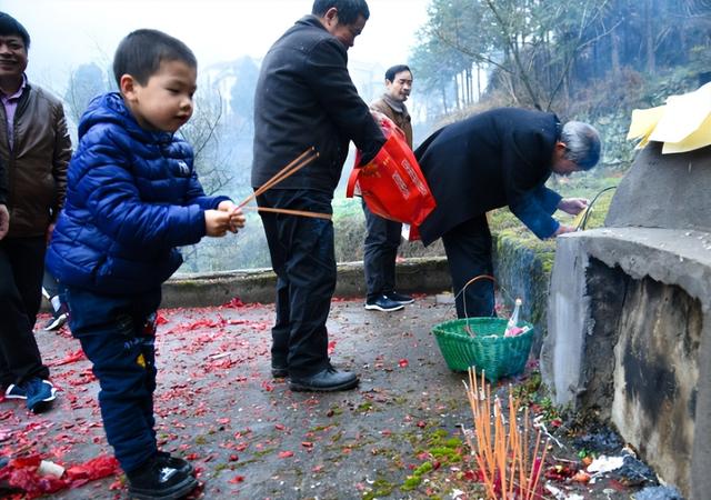 上坟有什么讲究，上坟时有什么讲究（老人说：“上坟切记3做3不做）