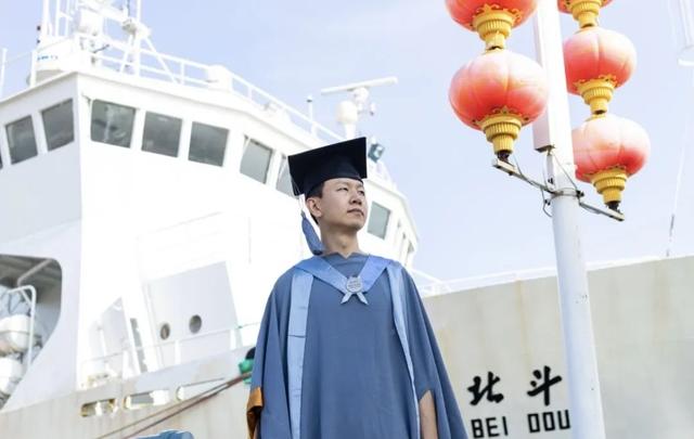 博士服硕士服和学士服的区别，学士服不同颜色的披肩分别有什么含义（毕业生学位服居然能这么美）