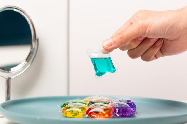 柔顺剂和洗衣液的区别，柔顺剂当成洗衣液了怎么办（洗衣凝珠是不是“智商税”）