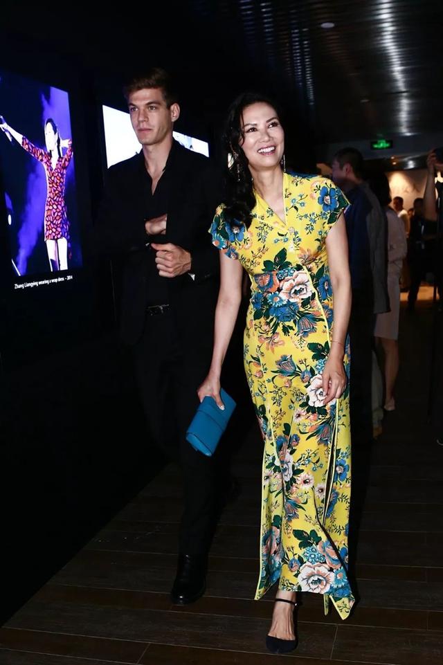 邓文迪离婚最新消息，邓文迪到底有多强（邓文迪和前夫离婚10年后再同框）
