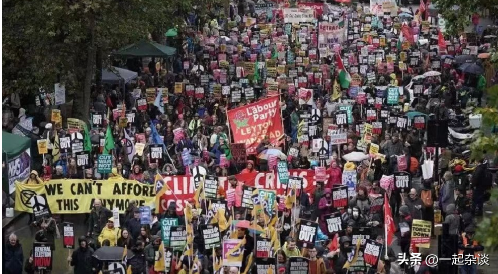 英国上万人示威要求立即举行大选，选民称：首相太富有代表不了工人