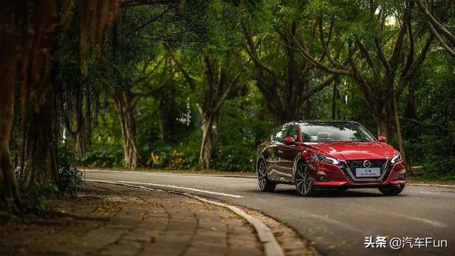 迈腾和天籁哪个好，迈腾和天籁怎么选（能否撼动德系在人们心中的地位）