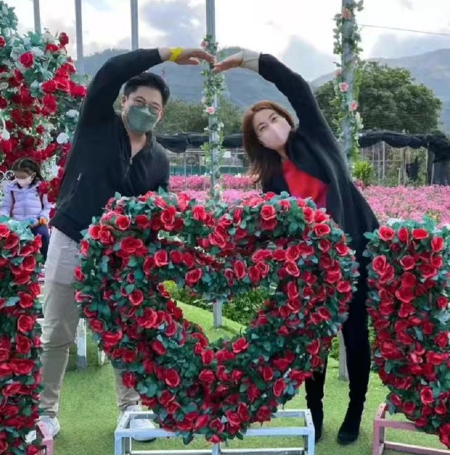 郭晶晶霍启刚婚纱照，郭晶晶婚纱照图片大全（跟郭晶晶穿情侣装逛花海超浪漫）