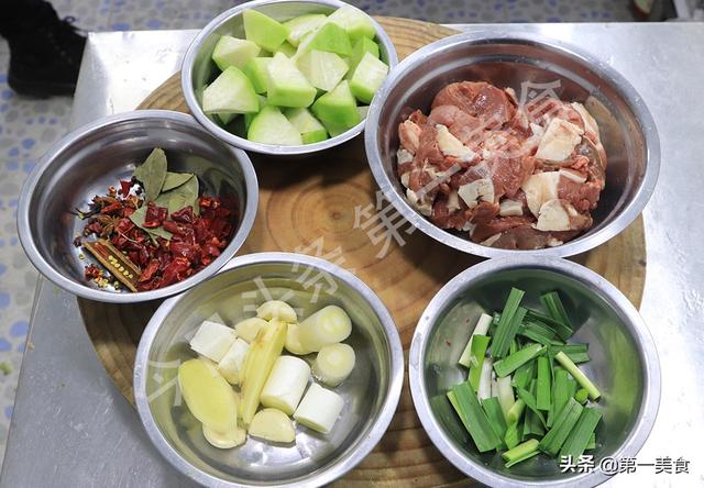 羊脚怎么做才好吃，羊脚怎么做才更好吃（冬天最适合吃羊肉）