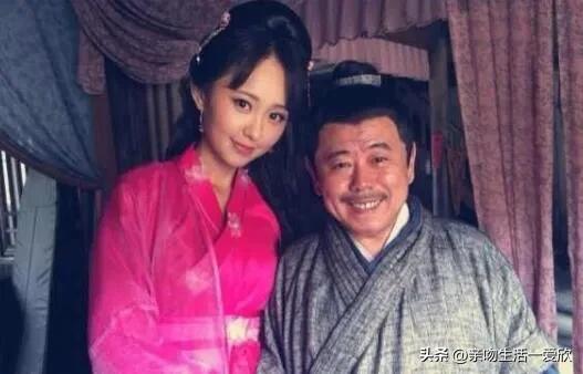 水浒传里武大郎遇害的根本原因是什么？他应该如何做就能保命了？