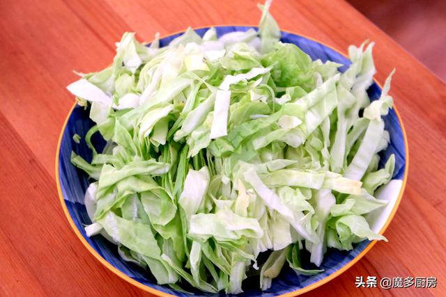 炒烙饼家常做法正宗炒烙饼怎么做，如何烙炒饼的饼（怪不得北方人这么爱吃炒饼）