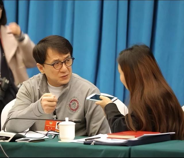 藏品堆满8个仓库，戴2000万名表，豪宅遍布全球，成龙身家太惊人
