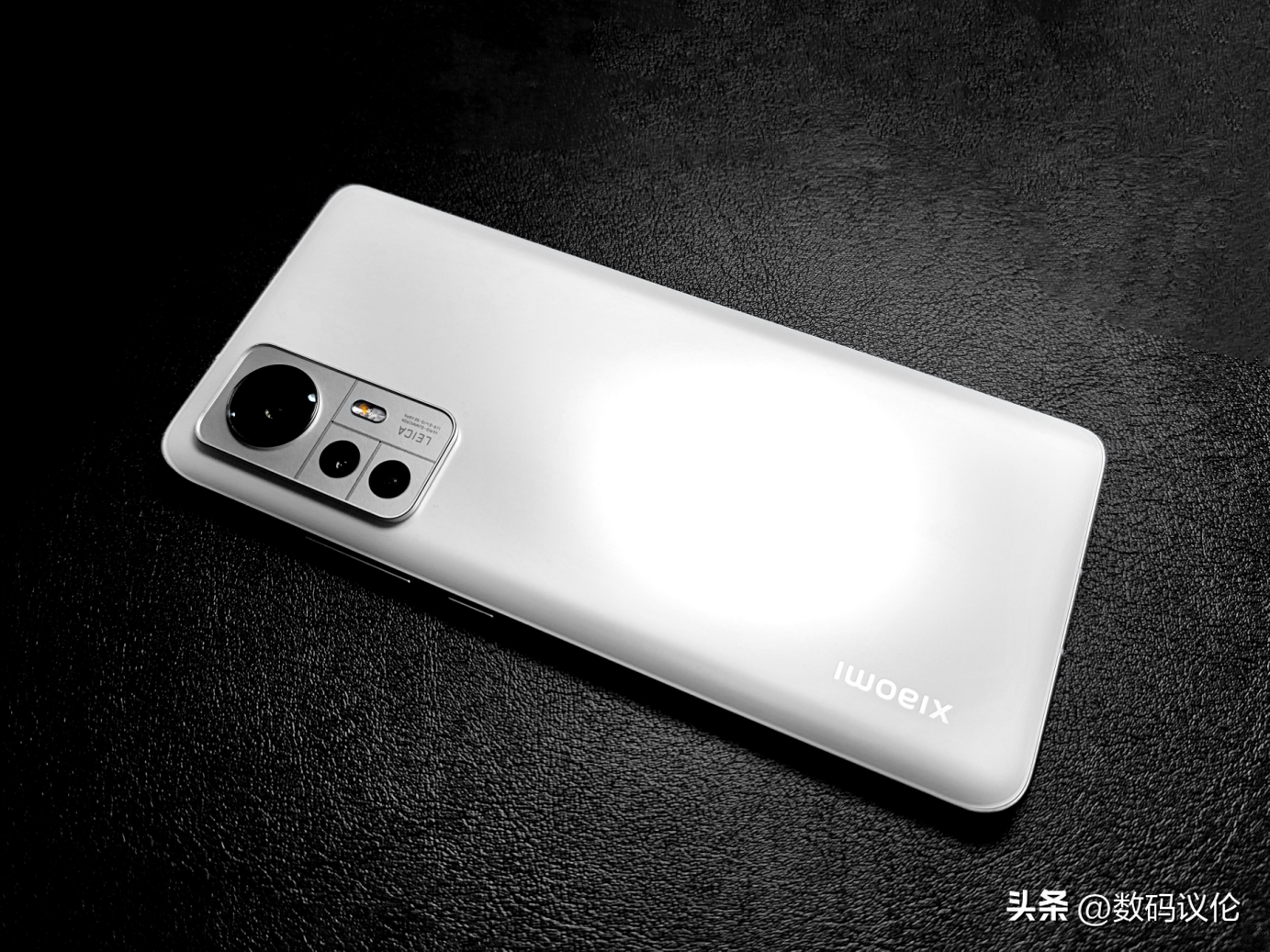 背面相比iphone 14 pro和14 pro max的镜头模组设计区别,小米12和12s