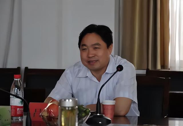 初中校长什么级别，学校校长什么级别（县高中校长属于公务员还是事业编）