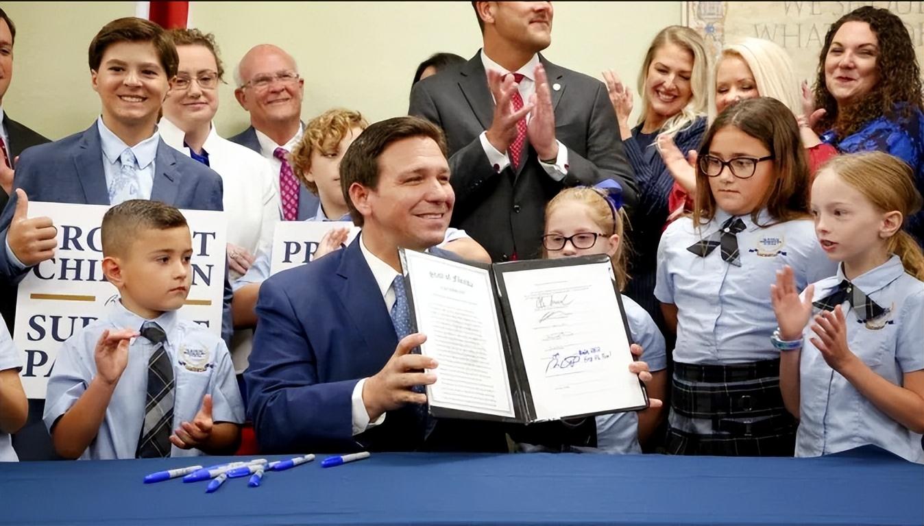 美国迪士尼乐园，美国迪士尼乐园有多好玩（最初是为了建成一座“法西斯的乌托邦”）