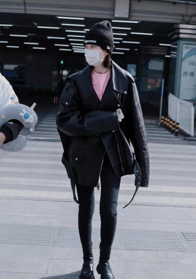 皮衣搭配什么裤子，皮衣有哪些搭配技巧（“乔欣”不愧是时尚达人）