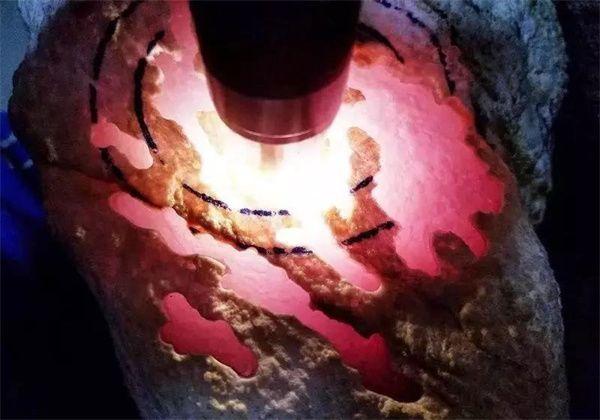 帝王紫和帝王绿翡翠哪个好，红翡翠和帝王绿哪个比较值钱（10万块钱买来的翡翠原石）