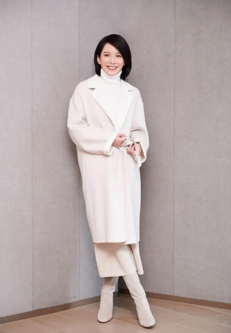 气质和教养是装不出来的，内心很干净人的特点（她的五官和轮廓是所有女演员中最美的）