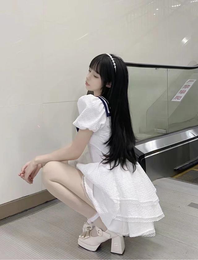 白裙子是什么意思，白裙子的意思（女人夏天穿小白裙搭配什么上衣和鞋子好看）