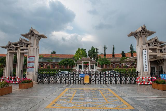 厦门华侨大学是211吗，华侨录取分数线2022（华侨大学远比想的要好）