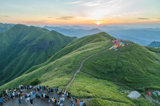 武功山旅游攻略，江西武功山旅游攻略（武功山顶露营看日落是什么体验）