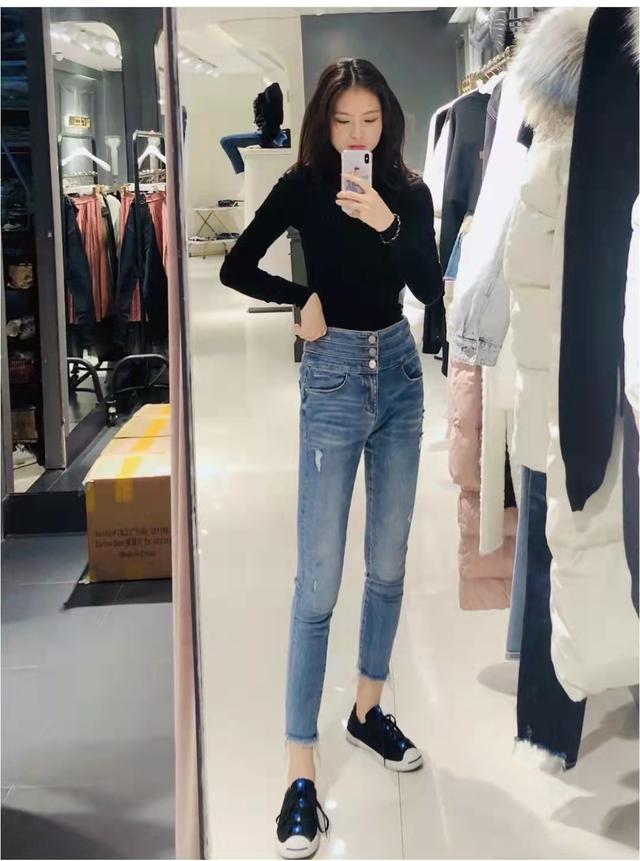 小脚运动裤配什么上衣，小脚运动裤配什么外套（小脚牛仔裤搭配什么上衣和鞋子好看）