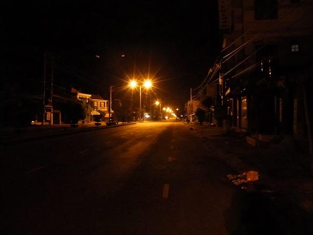 形容安静的四字词语，带有安静的四字词语要四个（<>的静谧，该怎么填空）