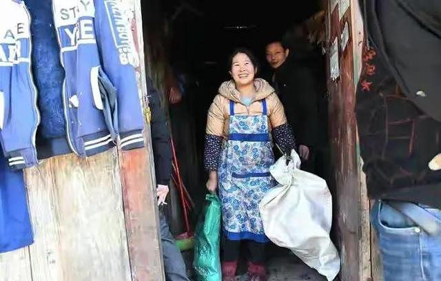 猪生八个小孩图片，母猪生一胎至少8头猪仔（卖8头肥猪勉强可以养活8个孩子）