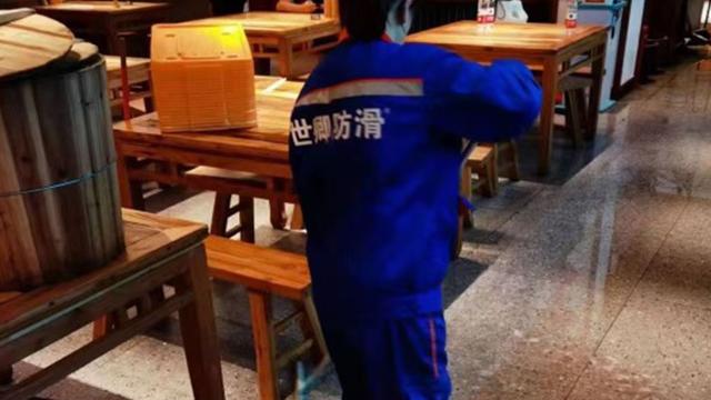 瓷砖表面釉破损怎么办，瓷砖表面破损怎么修复（瓷砖被防滑剂腐蚀失去光泽）