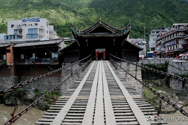 泸定桥在哪条河上，泸定桥在什么河上（康熙钦命修建的泸定桥）