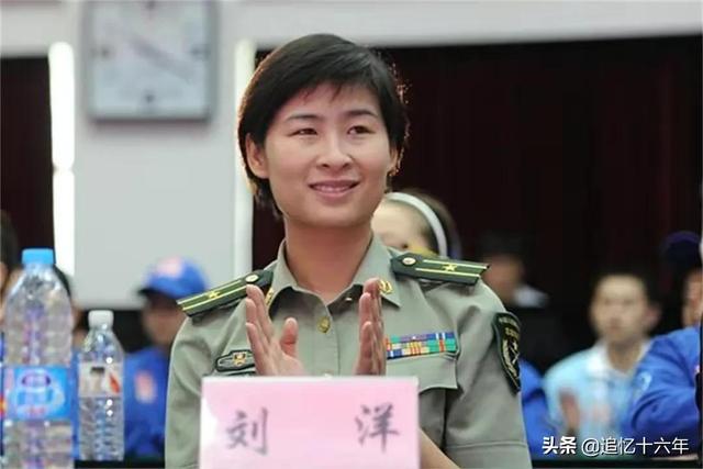 航天员刘洋大校，一张全家福曝光，丈夫才貌双全，儿女绕膝