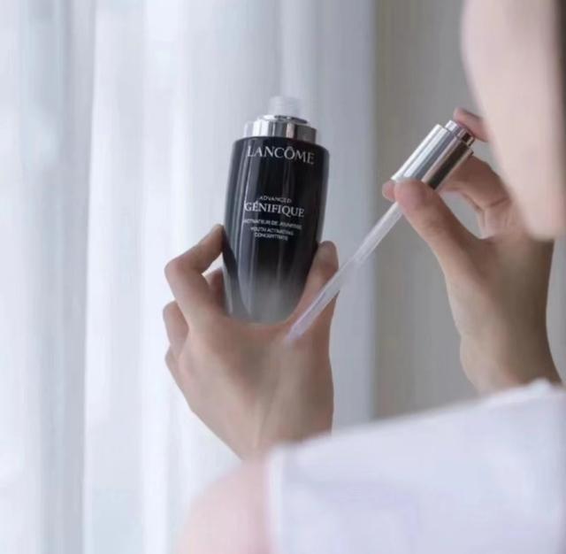 雅诗兰黛精华液适合什么皮，雅诗兰黛精华液适合什么皮肤（雅诗兰黛初抗老首选）