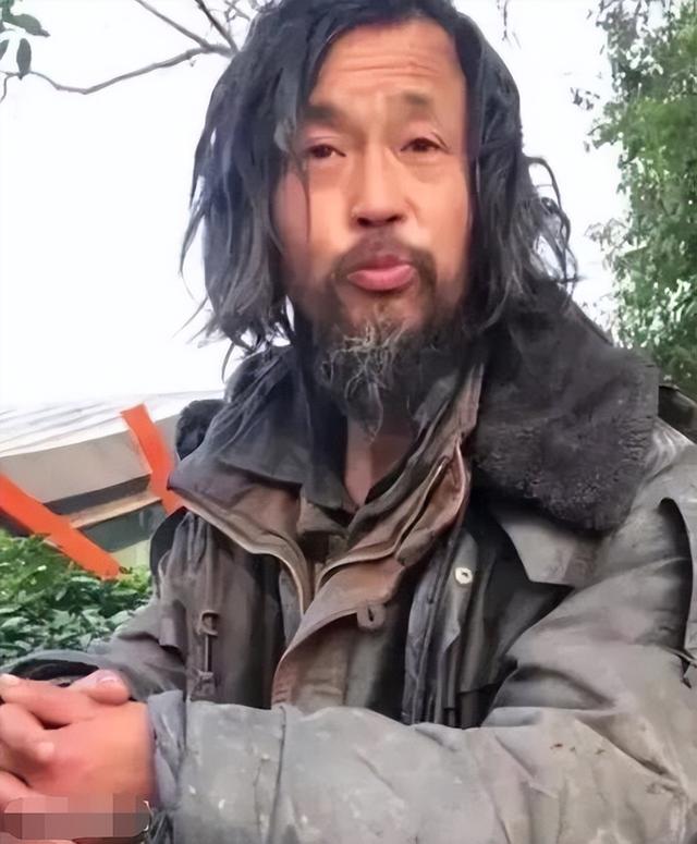 2019年,在上海街头捡了二十多年垃圾的流浪汉沈巍一夜爆红,这样魔幻地
