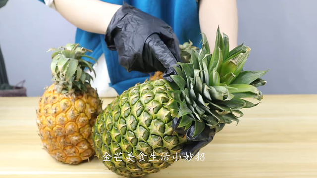 凤梨怎么选择比较甜，凤梨怎么选甜的（老果农的方法真好用）