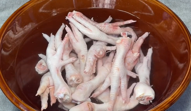 无骨凤爪怎么去骨头，无骨鸡爪是怎么脱骨的（无骨鸡爪去骨方法以及柠檬无骨鸡爪网红配方）