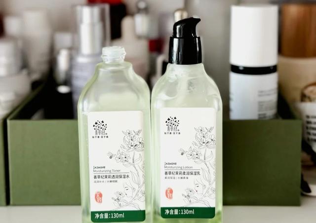 保湿效果好的护肤品，保湿效果好的护肤品排行榜10强（4套值得入手的“功效型水乳”）