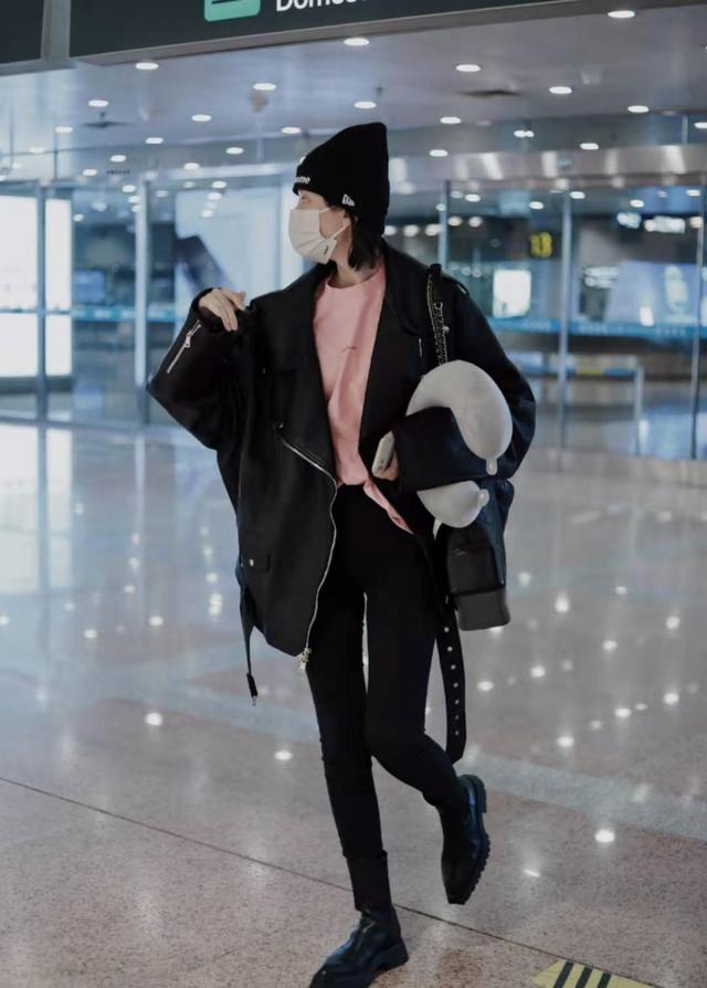 皮衣搭配什么裤子，皮衣有哪些搭配技巧（“乔欣”不愧是时尚达人）