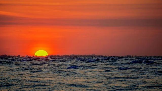 萧瑟秋风今又是换了人间，萧瑟秋风今又是换了人间是什么意思（61岁的毛泽东雷雨天游泳）