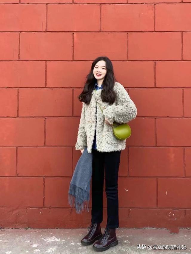 羊羔毛外套怎么搭，羊羔毛外套怎么搭配好看不臃肿穿搭技巧图（今年流行的“羊羔毛外套”洋气显瘦）