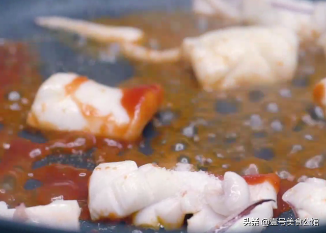 彩椒怎么做好吃，彩椒怎么做好吃又简单（鲜嫩鱿鱼搭配彩椒一起炒）