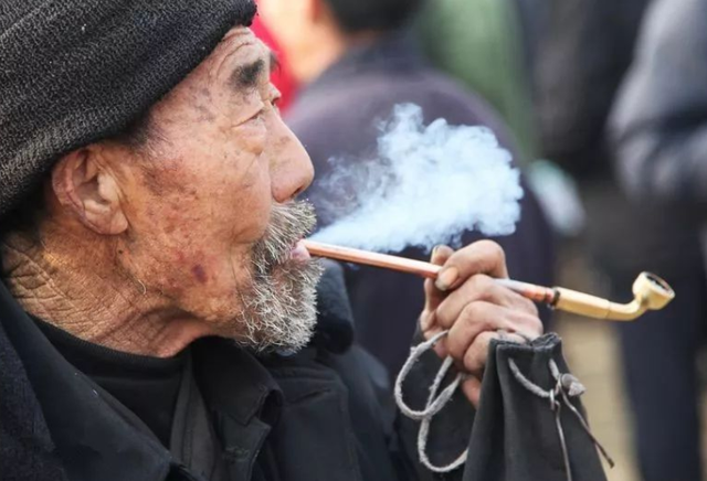 香烟烟嘴里面的爆珠是什么，有什么作用（九种香烟被列入黑名单）