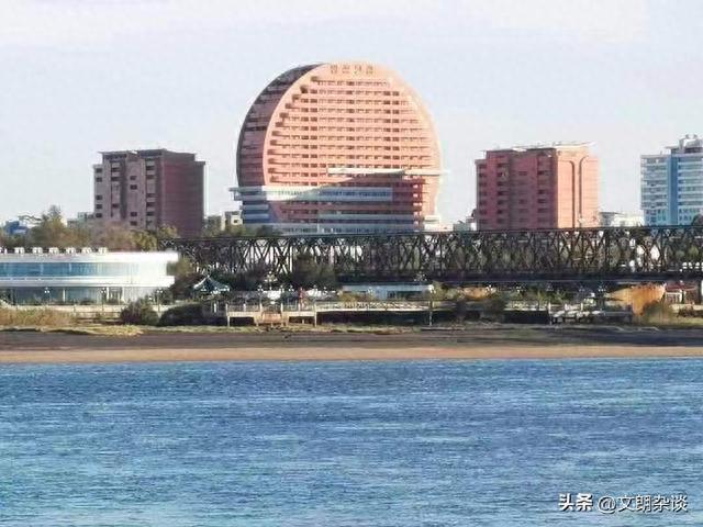 2022年10月中朝边境行，观朝鲜第四大城市新义州，彷佛回到80年代