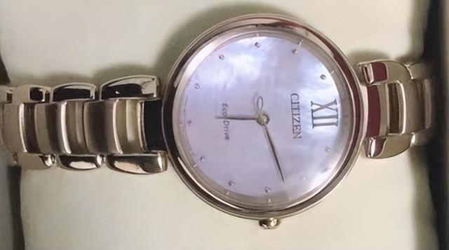 女士手表排行榜前十名，品牌手表女排行榜前十名（看看这两款女士手表吧）